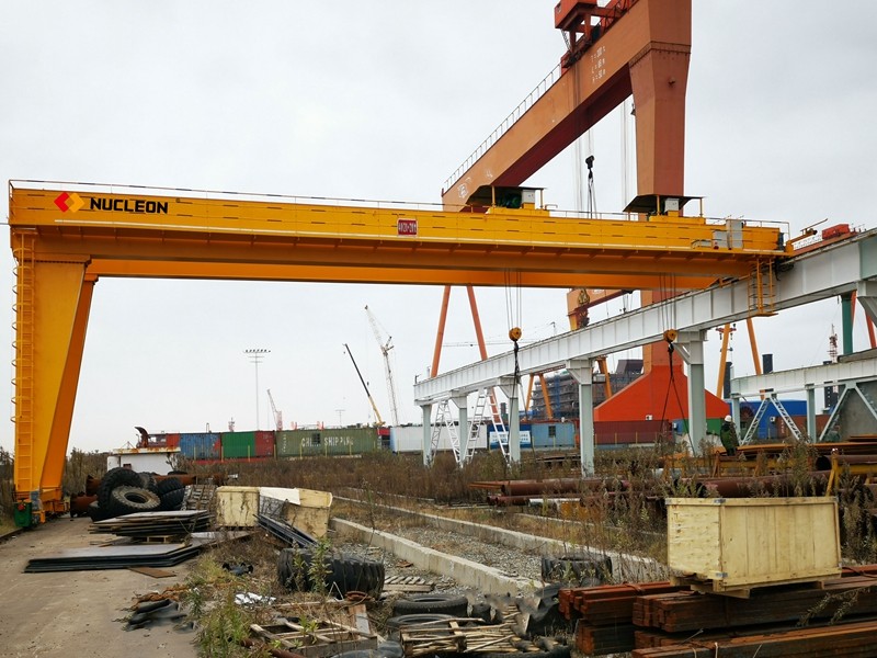 Universal semi-gantry crane